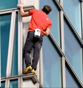 Cc by 4.0 Heute Alex Honnold climbing Taipei 101 skyscraper in Taiwan