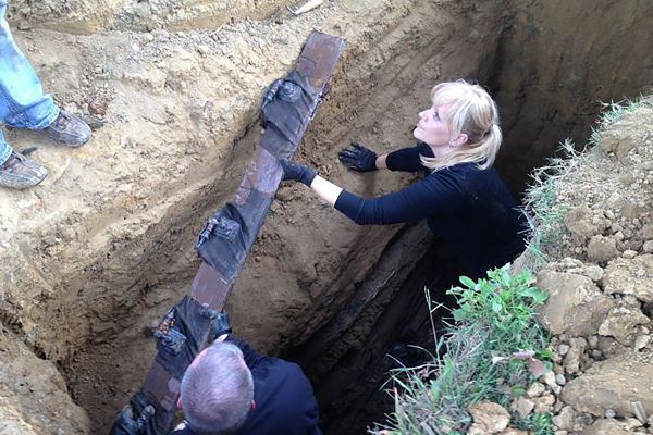 Kimmerle excavates the grave of Thomas Curry, who died of unknown causes while attempting to escape from the Dozier School.