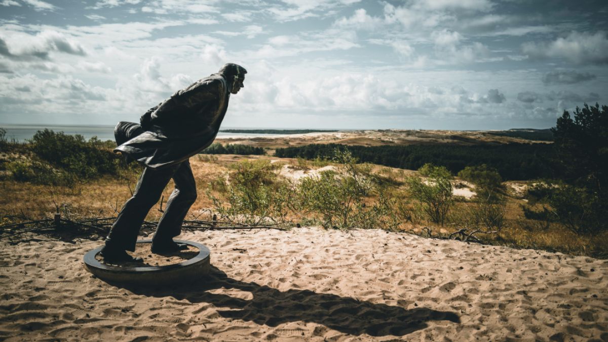 psychologytoday.com - Matt Johnson Ph.D. - Does AI Condemn Us to Be Free?
