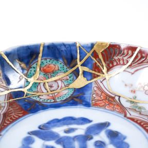 An example of kintsugi art.