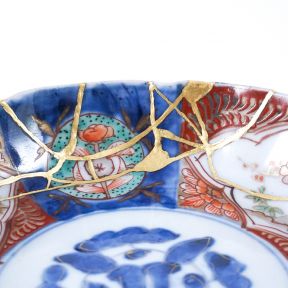 An example of kintsugi art.