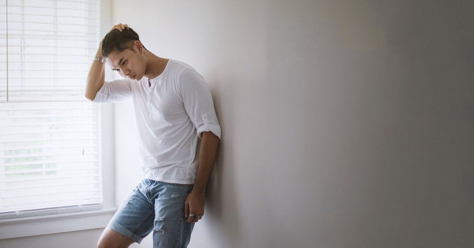 Парень отбрасывает. Испуганный человек. Кирилл матюшин отбрасывал гранаты. Волнение и страх. Беспилотники парни.