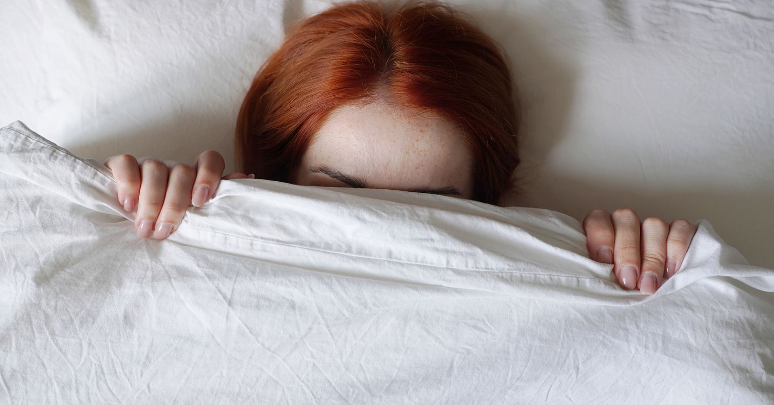 Рыжая девушка под одеялом. Девушка прячется под одеялом. Рыжеватые девушки под одеялом. Девушка прячет лицо под одеяло.
