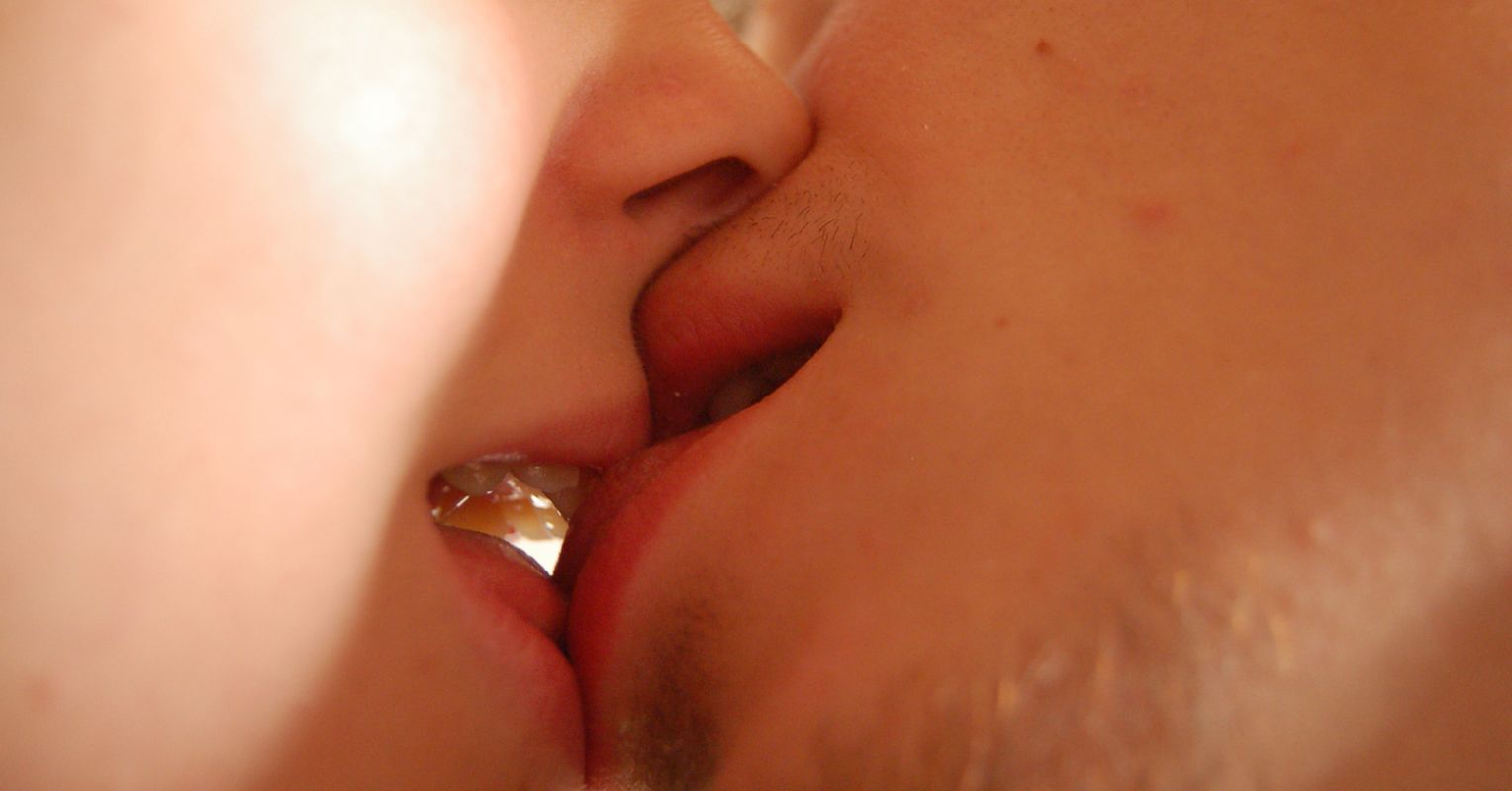 Как целуются в губы с языком в кровати