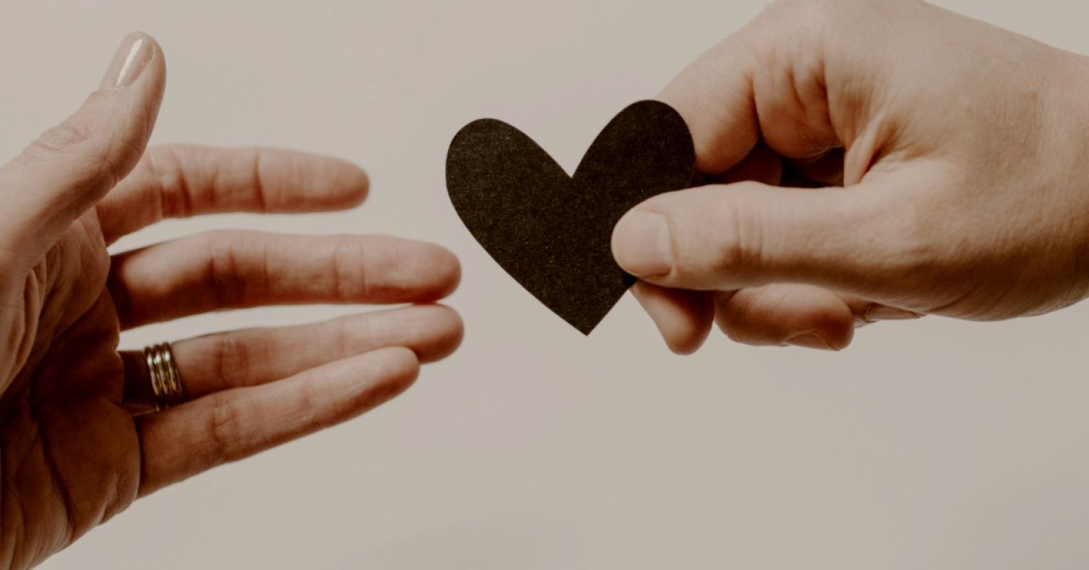2 Signs You're 'Overgiving' in Your Relationship