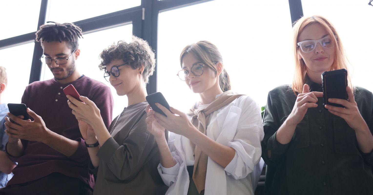 This Common Online Habit Slowly Drains Your Happiness