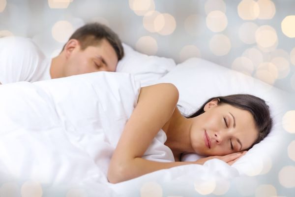 2 'Sleep Divorce' Strategies That Bring Couples Closer, According To A  Psychologist