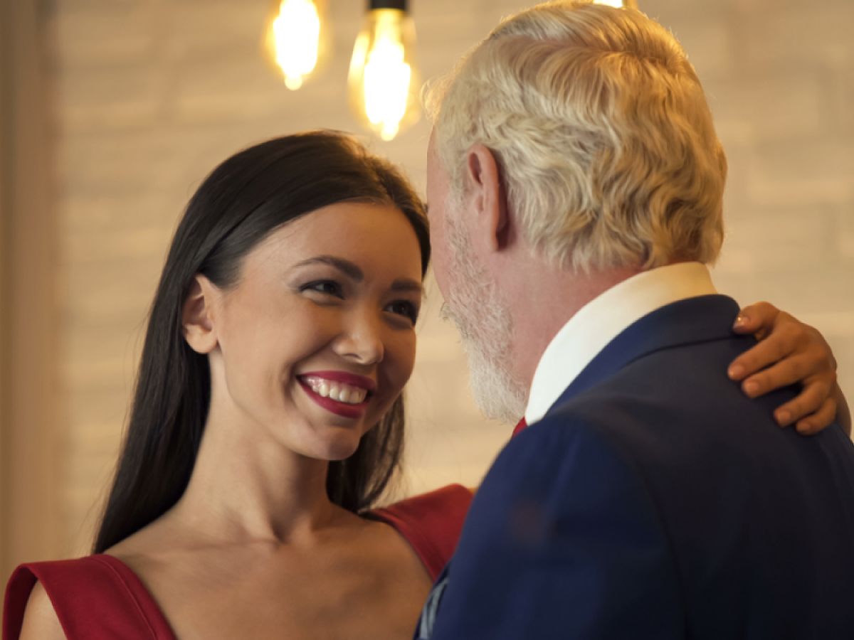 Por qué algunas mujeres jóvenes prefieren estar con hombres mayores? |  Psychology Today en español