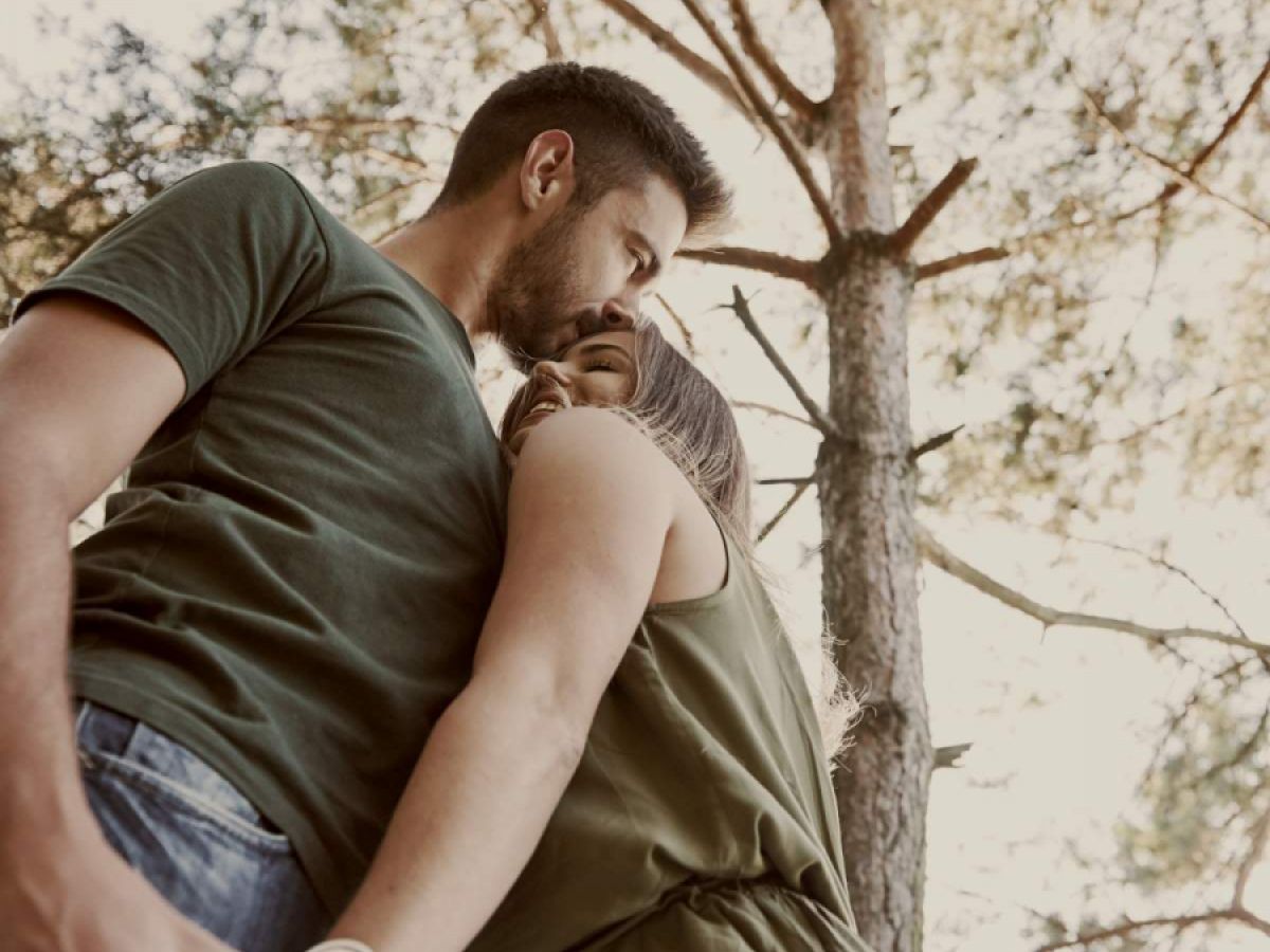 People or Couple Hugging Comforting Each Other, Love and Care Mood Vibes,  Friendship or Relationship or Love Heals World Concept, Stock Illustration  - Illustration of copy, support: 377783633, image size:1200x900